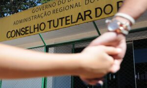 Mãos dadas em frente ao conselho tutelar